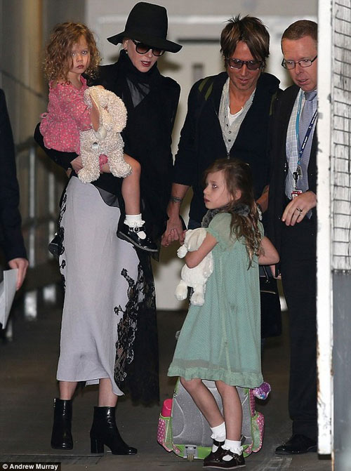 Eva quot;soiquot; 12/6: Adam xin lỗi tình cũ khi lấy vợ - 9