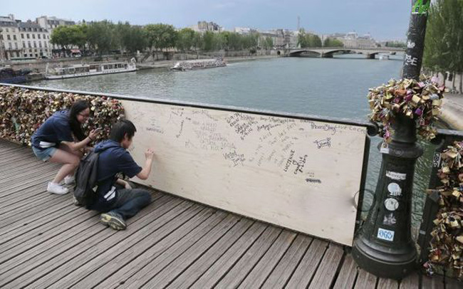 Cây cầu nổi tiến bên bờ sông Seine là nơi minh chứng cho tình yêu của biết bao đôi tình nhân trên thế giới.
