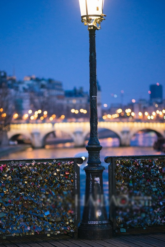 Suốt dọc hai bên lan can cầu cổ của Paris này có tới cả hàng trăm ngàn chiếc khóa tình yêu với đủ loại to nhỏ, màu sắc.
