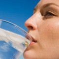 Sức khỏe - 5 sai lầm bạn không ngờ khi uống nước
