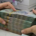 Mua sắm - Giá cả - Nộp tiền mặt vào ngân hàng sẽ bị đánh phí