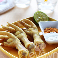 Chân gà luộc thuốc Bắc cho chồng lai rai