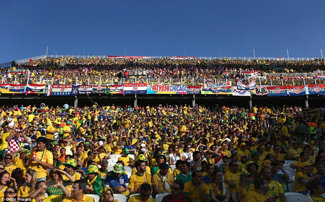 Hơn 68.000 khán giả có mặt xem trực tiếp trên sân Corinthians Arena ở thành phố Sao Paulo để theo dõi lễ khai mạc và trận mở màn World Cup.
