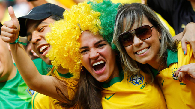 Các fan nữ trong bộ trang phục xanh, vàng tượng trưng cho màu cờ của đất nước Brazil
