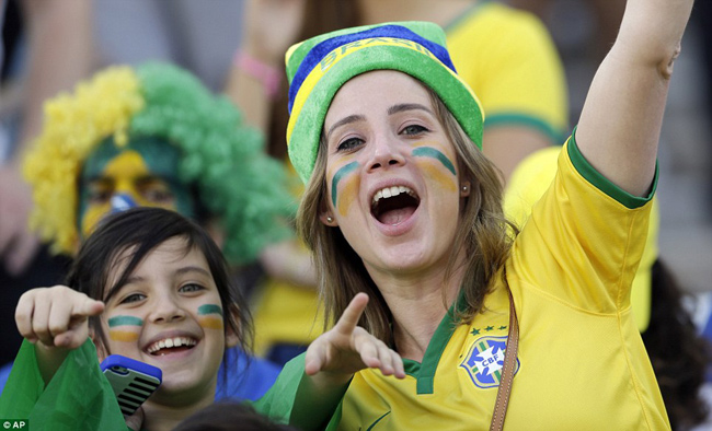 Các fan nữ của quốc gia đăng cai World Cup 2014 luôn bốc lửa
