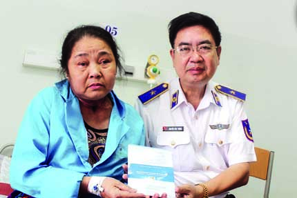 Mẹ ung thư vẫn mong con vững vàng nơi đầu sóng - 1