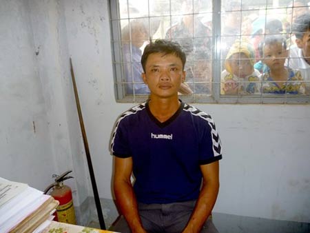 Đâm chết vợ, tưới xăng đốt nhà vì cuồng ghen - 1