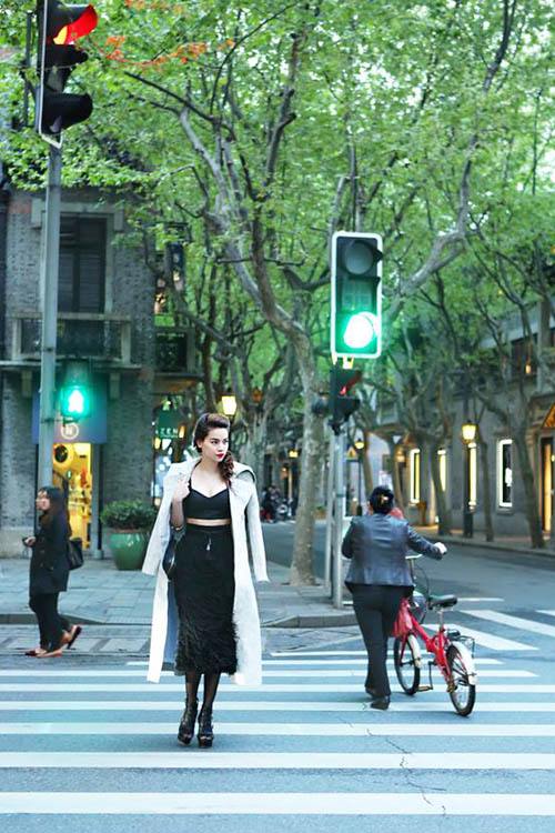 Sao Việt xuống phố như sải bước trên sàn catwalk - 12