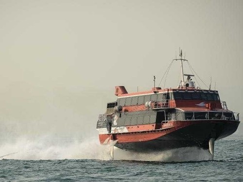 Phà đâm vào đê chắn sóng, 70 người bị thương - 1