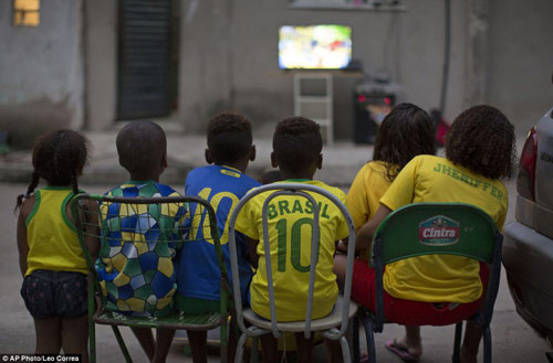 Muôn kiểu xem World Cup trên thế giới - 12