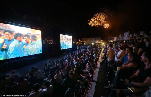 Muôn kiểu xem World Cup trên thế giới - 6