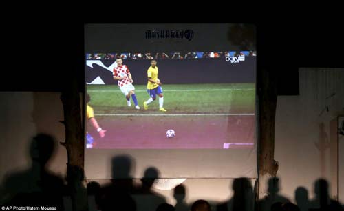 Muôn kiểu xem World Cup trên thế giới - 7