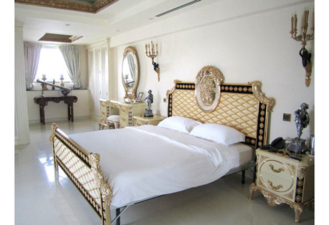 Gian phòng có tông màu chủ đạo là trắng hòa hợp cùng nội thất gam vàng tạo sự vương giả mang lại cảm giác thư thái cho đôi vợ chồng thành đạt nhất showbiz Việt. 
