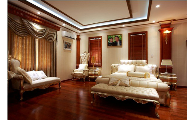 Theo phong cách chủ đạo của căn nhà, phòng ngủ của Trang Nhung và chồng được thiết kế ấm áp với gam màu nóng. Nội thất được sắm sửa đúng với phong cách mà nữ ca sĩ ưa chuộng. Toàn bộ gian phòng toát lên sự vương giả, quý tộc. 
