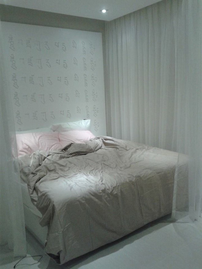Căn phòng có giấy dán tường đồng màu với tổng thể và không gian được bày trí đơn giản với những tấm rèm mỏng lãng mạn và đem lại cảm giác thư giãn cho chủ nhân. 
