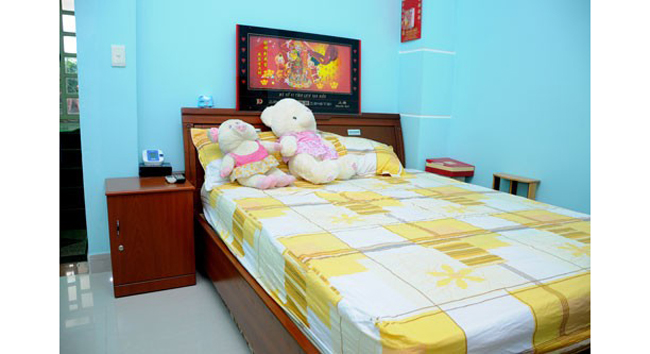 Phòng ngủ đơn giản và có phần nhàm chán của Phương Trinh. 
