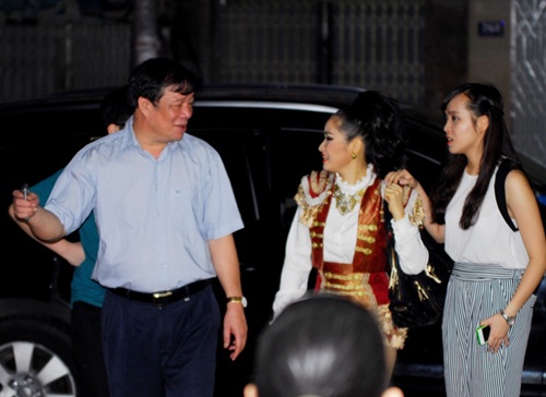 Chồng đại gia đưa Trang Nhung đi ăn khuya - 3