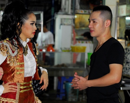 Chồng đại gia đưa Trang Nhung đi ăn khuya - 6