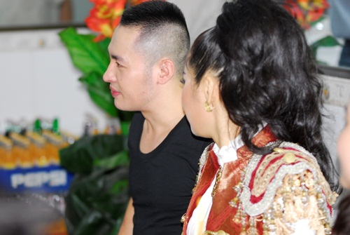 Chồng đại gia đưa Trang Nhung đi ăn khuya - 8