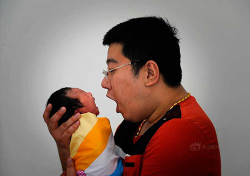 Nụ cười của những ông bố lần đầu bế con - 5