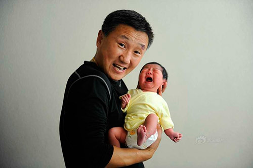 Nụ cười của những ông bố lần đầu bế con - 8