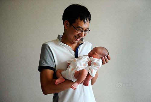 Nụ cười của những ông bố lần đầu bế con - 9