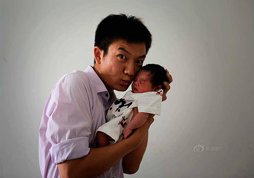 Nụ cười của những ông bố lần đầu bế con - 10