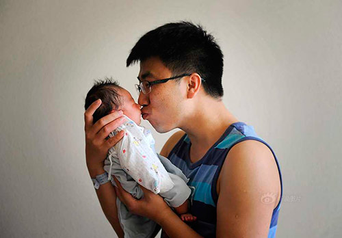 Nụ cười của những ông bố lần đầu bế con - 11