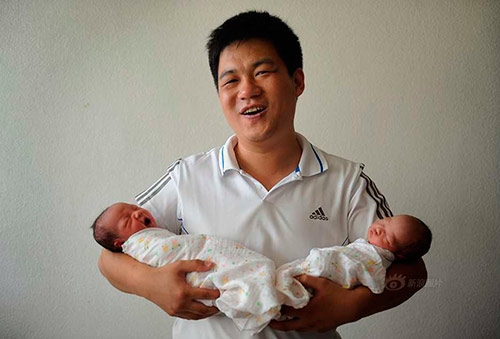 Nụ cười của những ông bố lần đầu bế con - 12