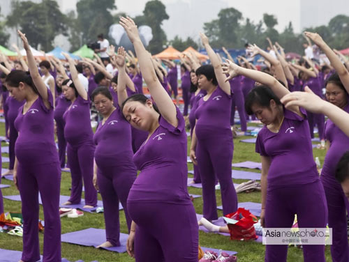 Kỷ lục: 505 mẹ bầu cùng tập yoga - 9