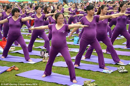 Kỷ lục: 505 mẹ bầu cùng tập yoga - 5