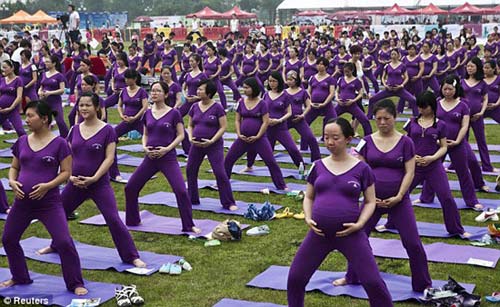 Kỷ lục: 505 mẹ bầu cùng tập yoga - 3