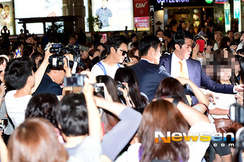 Lee Min Ho điển trai, rạng rỡ ở sân bay - 3