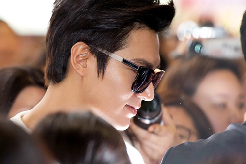 Lee Min Ho điển trai, rạng rỡ ở sân bay - 6