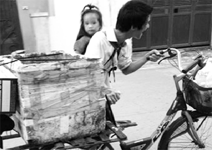 Bố tật nguyền vẫn địu con đi nhặt rác mưu sinh - 1