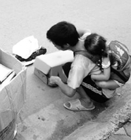 Bố tật nguyền vẫn địu con đi nhặt rác mưu sinh - 2