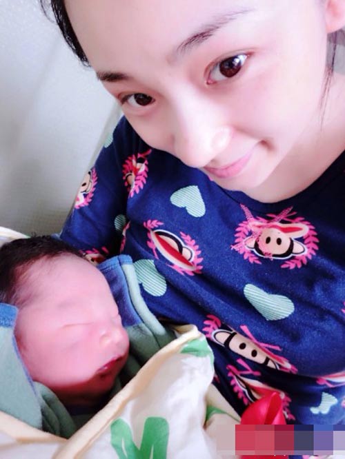 Bầu 9x trắng mịn nhờ mặt nạ hoa hồng - 8