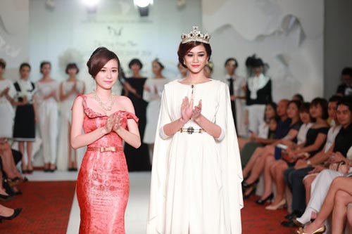 MC một con đẹp như người mẫu trong show thời trang - 10