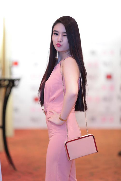 MC một con đẹp như người mẫu trong show thời trang - 4