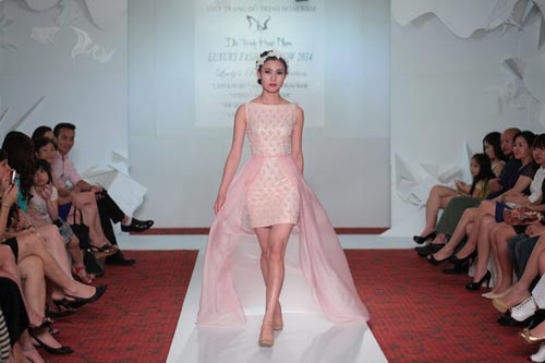 MC một con đẹp như người mẫu trong show thời trang - 6