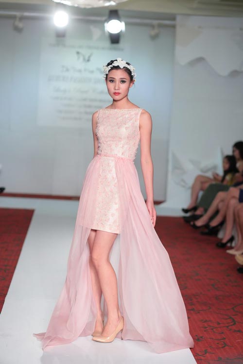 MC một con đẹp như người mẫu trong show thời trang - 7