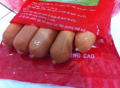 Giật mình công nghệ sản xuất xúc xích bằng... hóa chất - 1