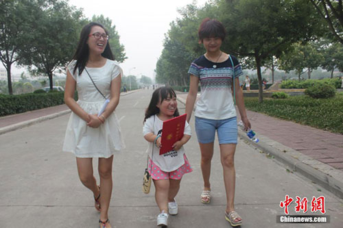 Cô gái siêu lùn vẫn điệu đà, tự tin - 7