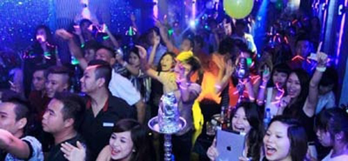 Sàn nhảy và những #039;bướm đêm chào hàng#039; trên xe SH - 1