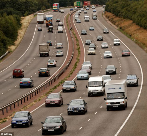 Bé sơ sinh sống sót kỳ diệu cạnh thi thể mẹ - 3