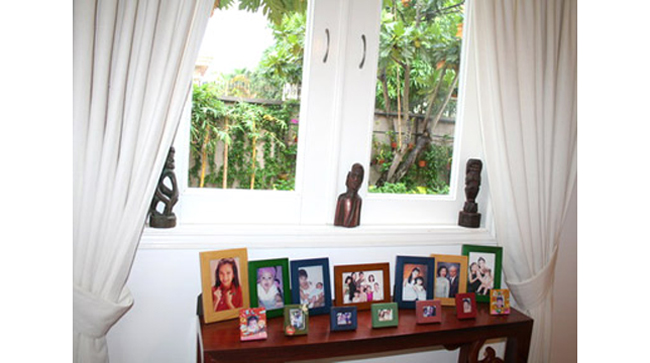 Phòng khách nhìn ra vườn cây xanh um bóng mát và ngay dưới bậu cửa sổ là góc kỷ niệm lưu giữ những bức ảnh đẹp của nữ chủ nhân cùng gia đình.

Bài liên quan:

Phòng ngủ từ sang trọng đến bình dân của mỹ nhân Việt

Tài sản của 3 chàng rể đại gia Vbiz ở Sài Gòn

Rihanna thuê cung điện 7 triệu đô để ở

Ngắm nhà sao Việt tại Mỹ và Châu Âu

Những ngôi nhà 'bình dân' của sao Việt

Nam ca sĩ 'Con bướm xinh' tậu nhà 2.5 tỷ
