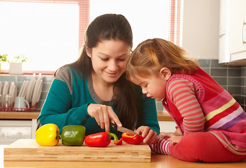 Sửng sốt mẹ Nhật dạy con dùng… dao - 1