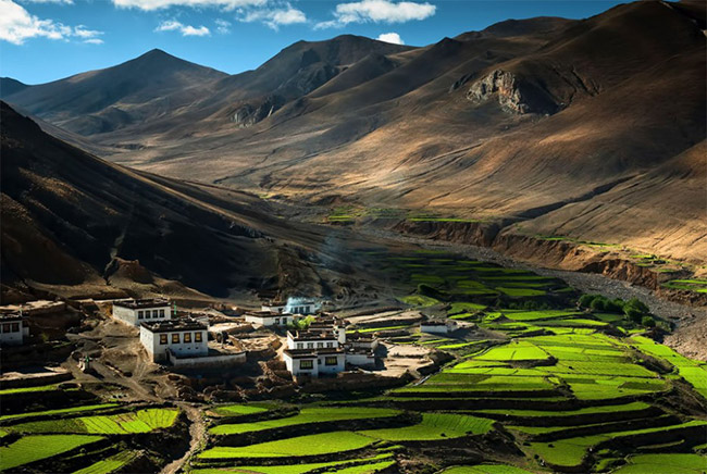 Ngôi làng ở Himalayas, Tây Tạng

Thị trấn được xây dựng khuất trong thung lũng Himalaya.
