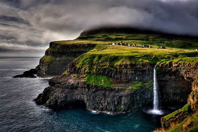 Làng Gasadalur, đảo Faroe

Chỉ có một vài gia đình sinh sống tại ngôi làng này.
