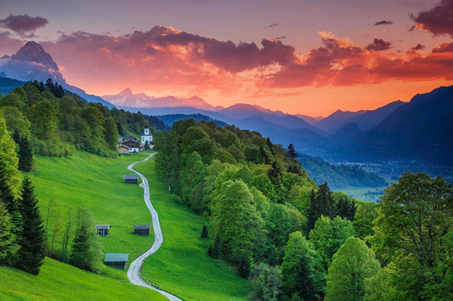 Garmisch-Partenkirchen, Bavaria, Đức

Ở độ cao 3000 mét so với mực nước biển, thị trấn ngự trên ngọn núi Zugspitze là nơi cao nhất nước Đức.
